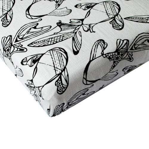 Nest Designs Fitted Crib Sheet – Fancy Fish White